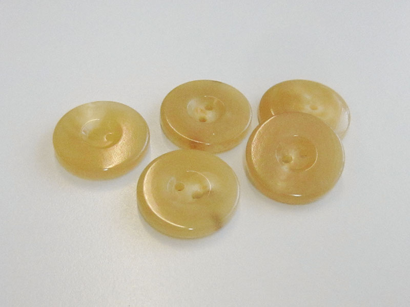 www.knopfparadies.de - 5978gg - Blonde Büffelhornknöpfe mit zwei Löchern und flachem Rand