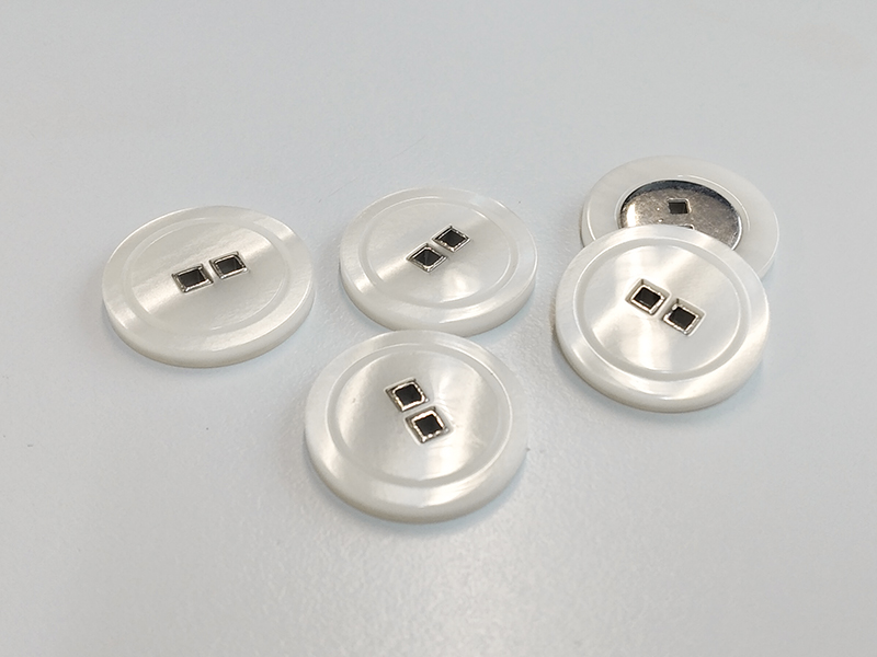 www.knopfparadies.de - 6063sw - Hübsche Zweilochknöpfe mit viereckigen Knopflöchern