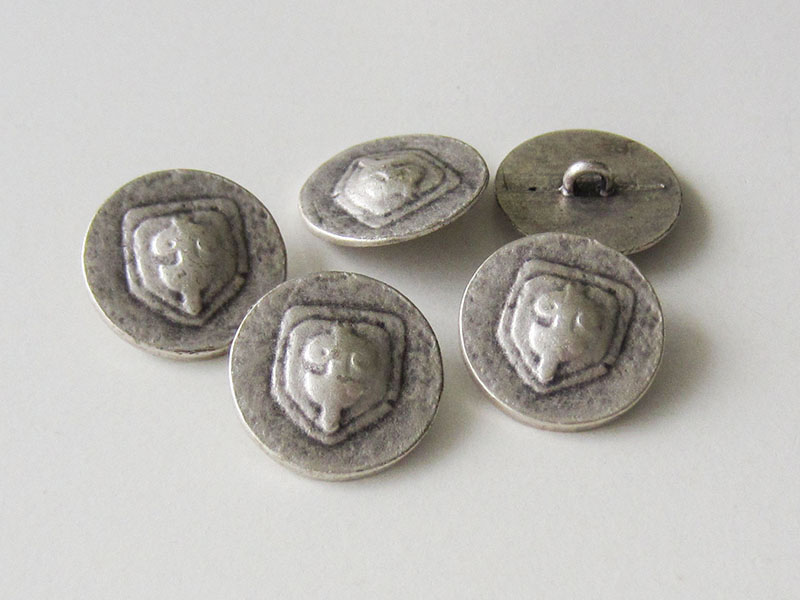 www.Knopfparadies.de - 0717as - Antik wirkende Metallknöpfe in Altsilber mit Wappen Motiv