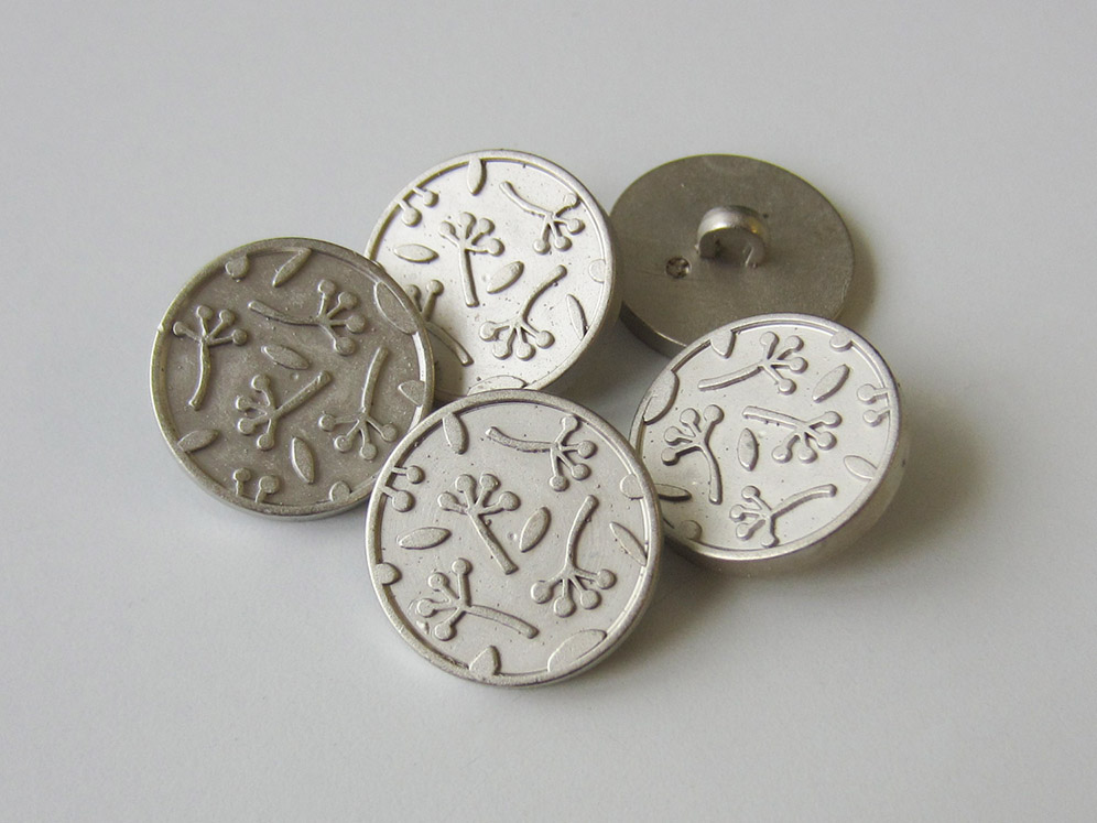 Günstiger Ösen Knopf mit floralem Muster / B-WARE