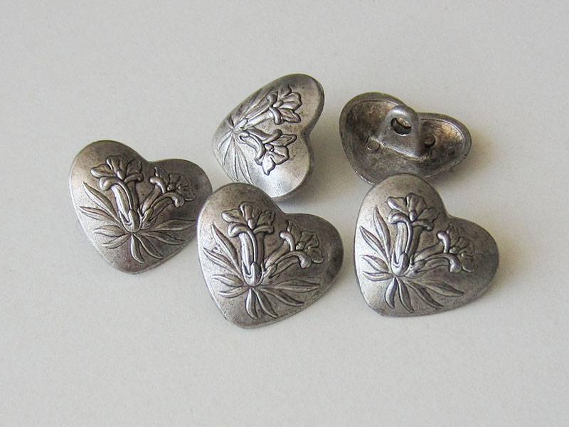 Bezaubernde altsilberfarbene Metallknöpfe in Herz Form mit zwei Enzian Blüten