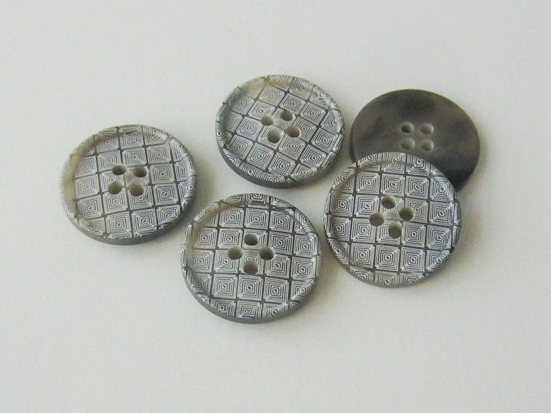 www.Knopfparadies.de - 4245gr - Grau beige weiß gemusterte Vierlochknöpfe aus Kunststoff