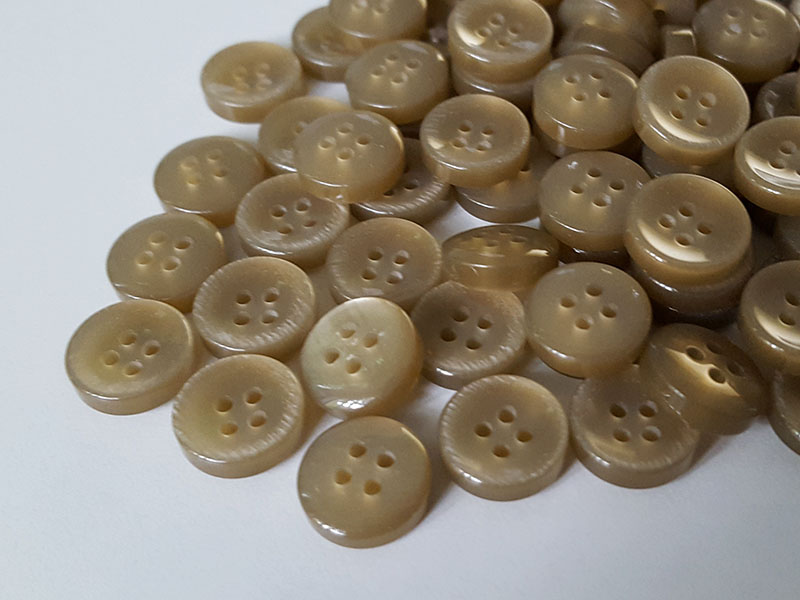 Kleiner beiger Vierloch Knopf aus Kunststoff in Perlmutt Optik / 50 Stück-Packung