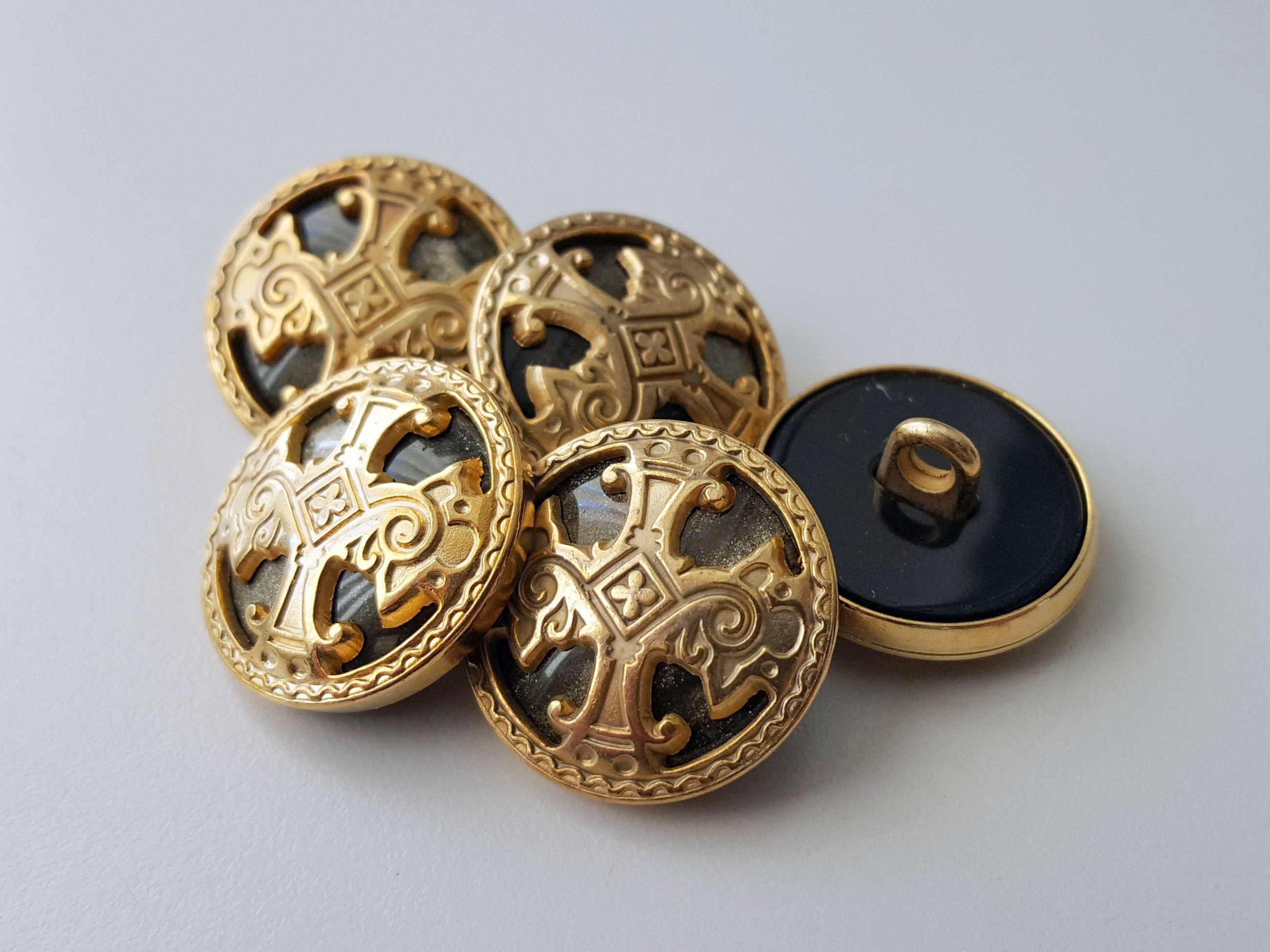 www.knopfparadies.de - 5918gs - Goldfarbene Metallknöpfe mit majestätischem Motiv