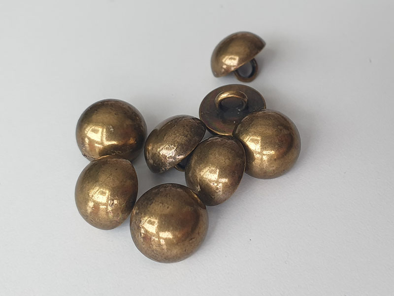 Metallknöpfe altmessingfarben, sehr stark gewölbt, mit Öse