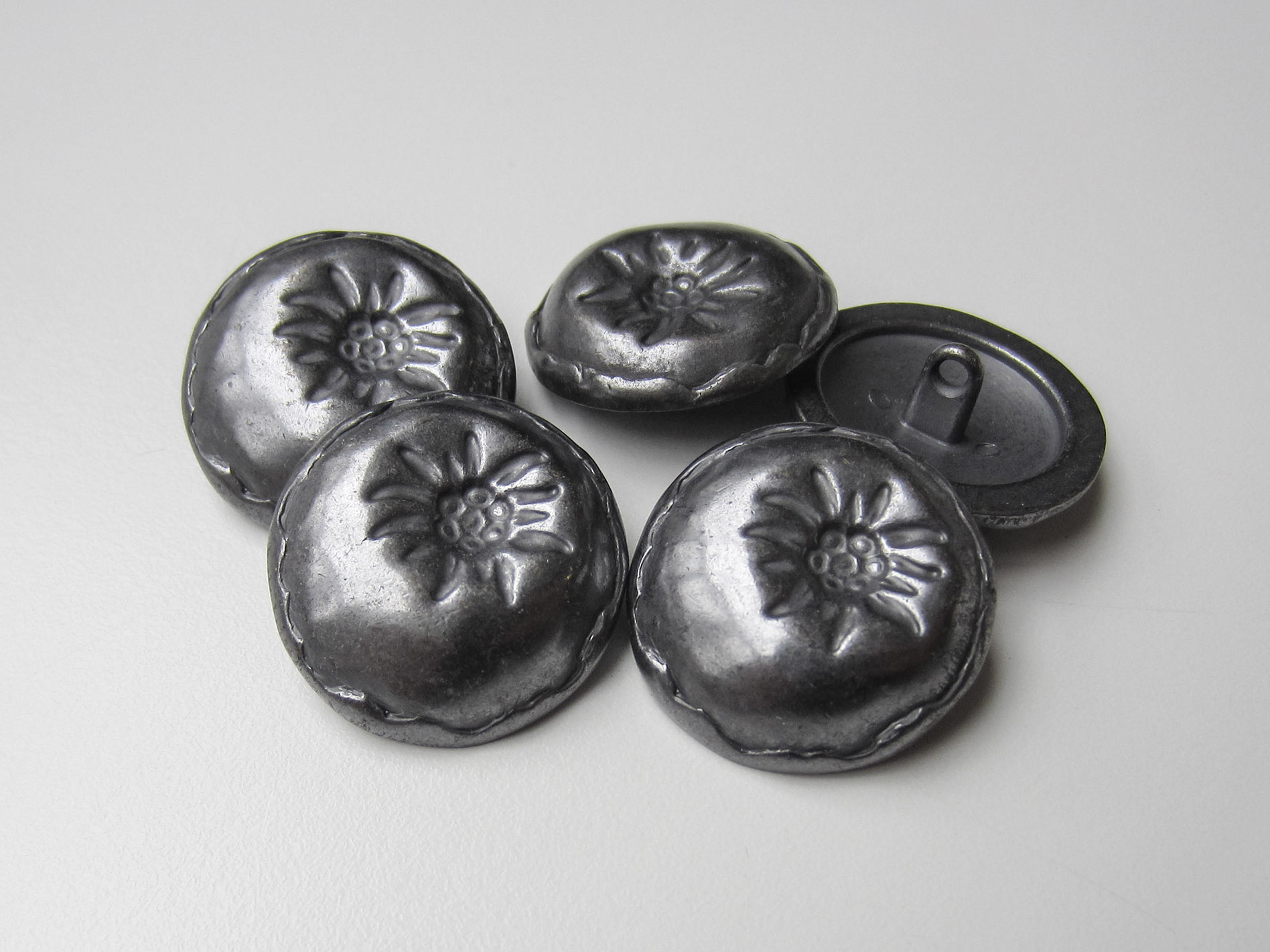 Ausgefallener Trachtenknopf aus Metall mit Edelweiss