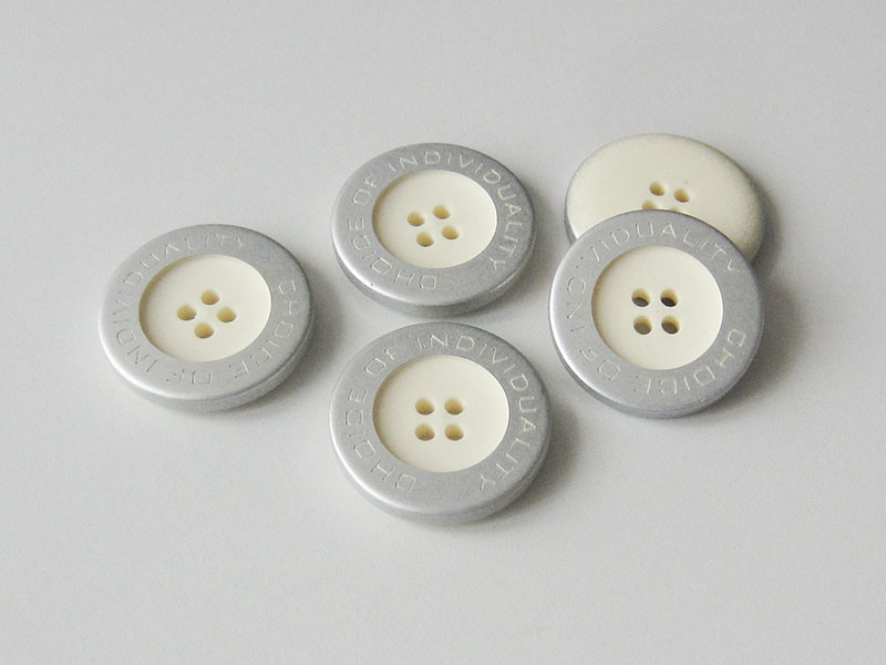 Moderne silber naturweiße Vierloch Kunststoffknöpfe "CHOICE OF INDIVIDUALITY"