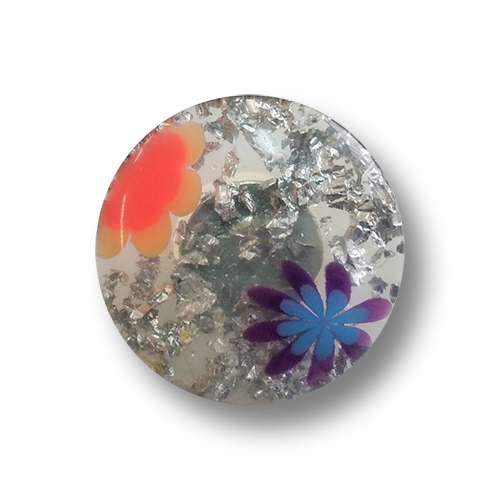 Ausgefallen schöne Ösenknöpfe mit glitzernden Einschlüssen und kleinen Blüten
