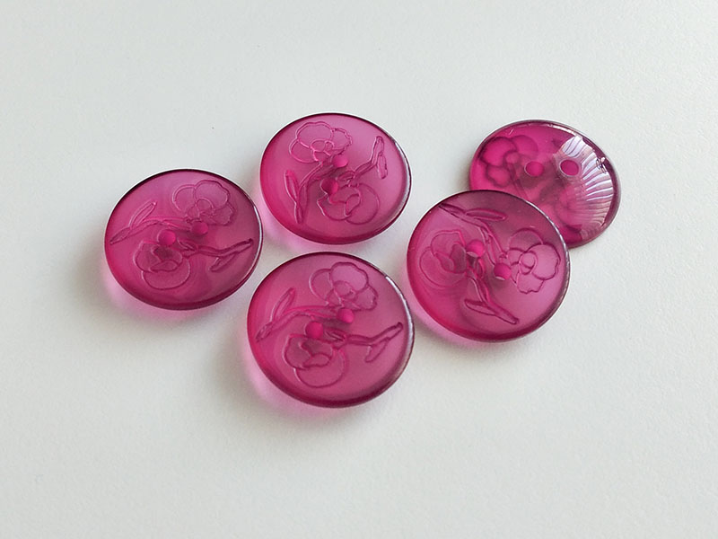 www.knopfparadies.de - 1001li - Transparent lila-pinke Kunststoffknöpfe mit Blütenmotiv