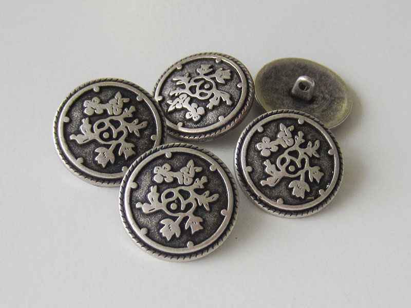 www.Knopfparadies.de - 0576as - Altsilberne Metallknöpfe mit Blumen Muster