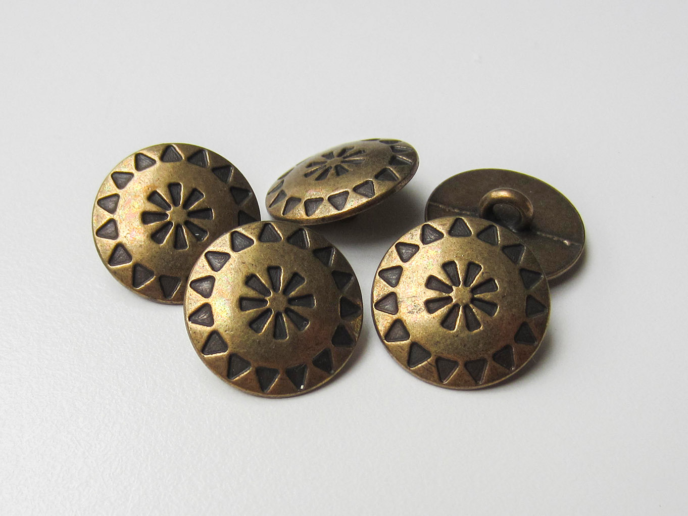 Hübscher Ösen Metall Knopf mit Ethno Muster