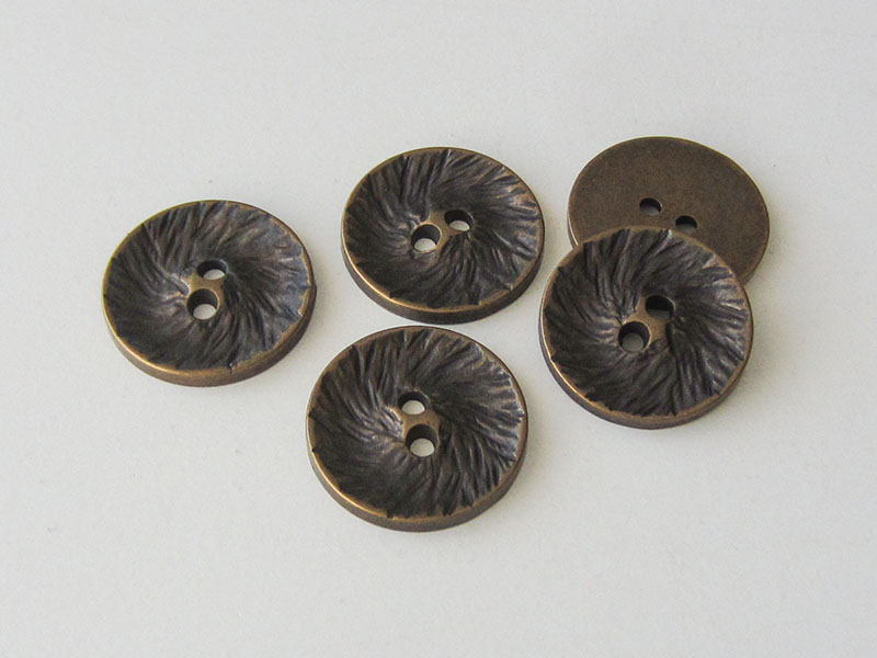 www.Knopfparadies.de - 1625me - Originelle altmessingfarbene Zweiloch Metallknöpfe mit strukturierter Oberfläche