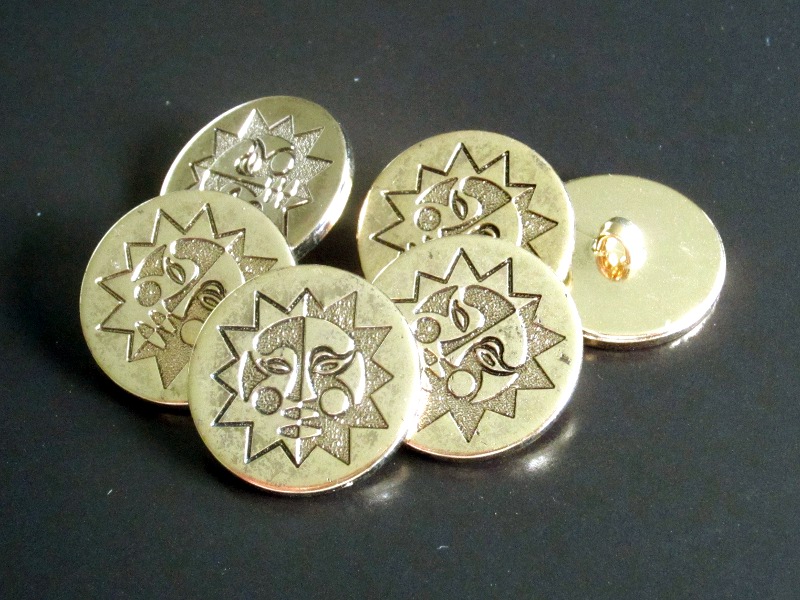 Altgoldfarbene Knöpfe mit Sonnengesicht
