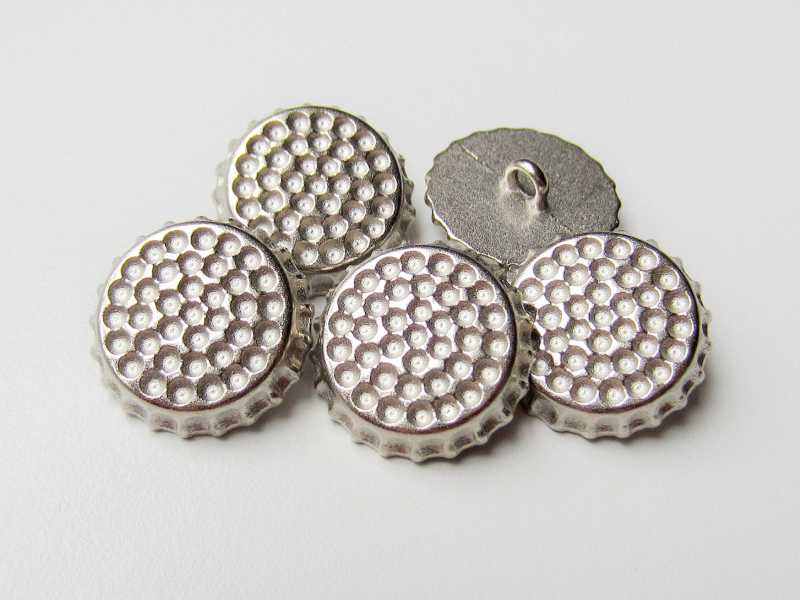 Ulkiger matt silberfb. Metall Knopf wie Flaschendeckel