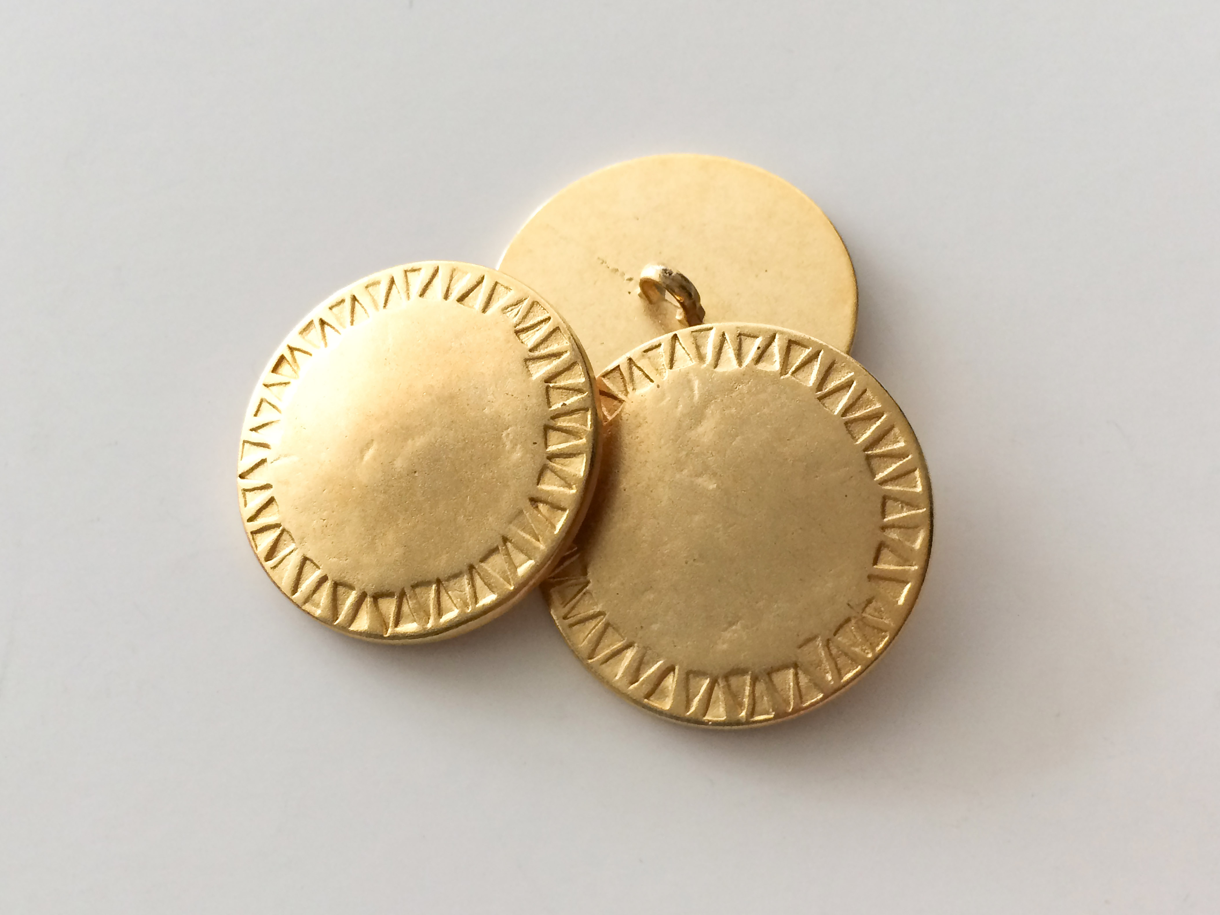 Großer Metall Ösen Knopf in Goldfarben mit Dreieck Muster am Rand