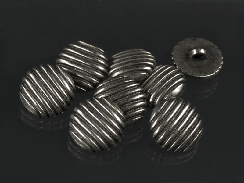 www.knopfparadies.de  - 5137as - leichter altsilber Knopf mit Riffelstruktur
