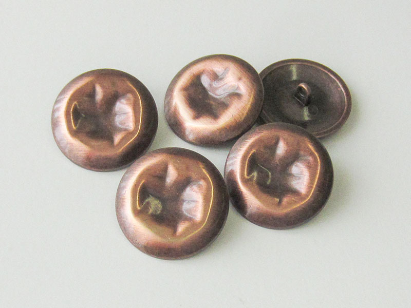 www.Knopfparadies.de - 5071ku - Alt wirkende kupferfarbene Metallknöpfe mit Delle in Tricolor Optik