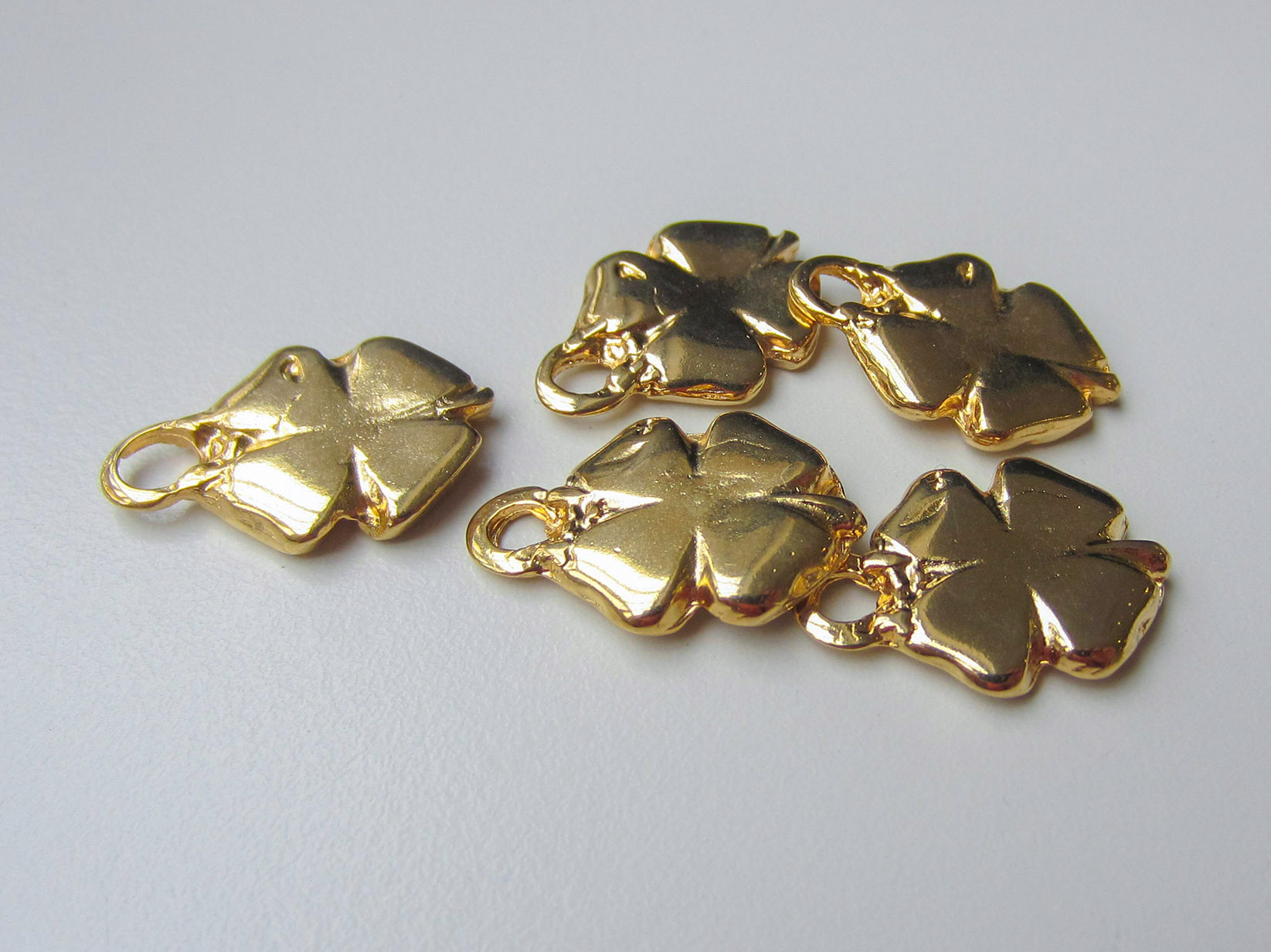 Goldfb. glänzender Metall Anhänger in Kleeblatt Form
