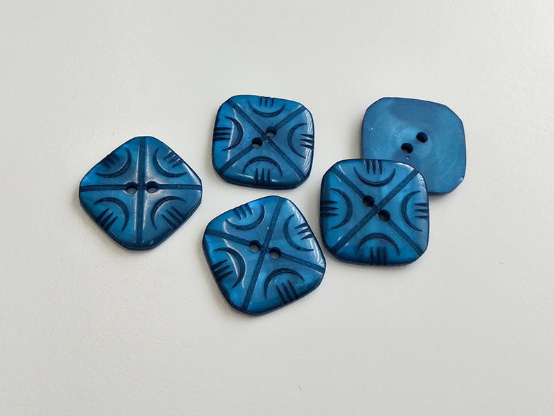 www.knopfparadies.de - 6653bl - Blau schimmernde, abgerundet viereckige Kunststoffknöpfe mit zwei Löchern