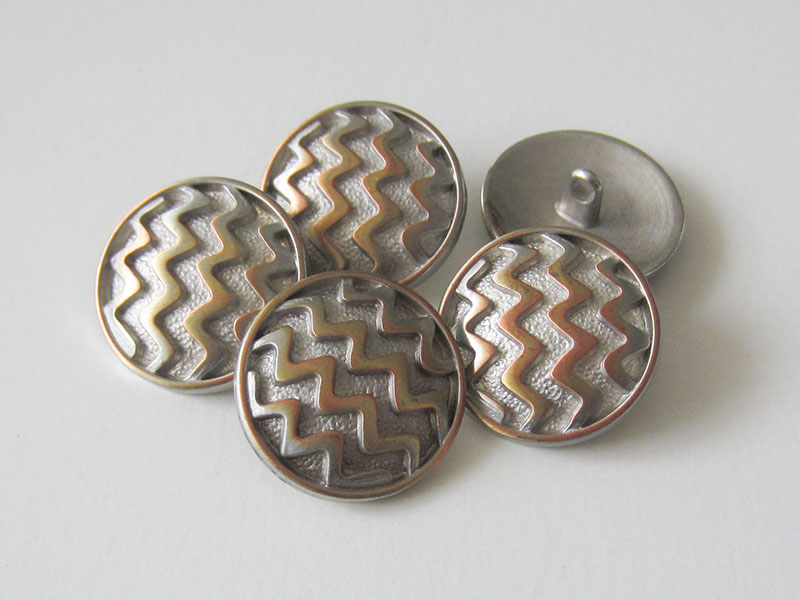 Tricolor Zick-Zack-Metallknopf