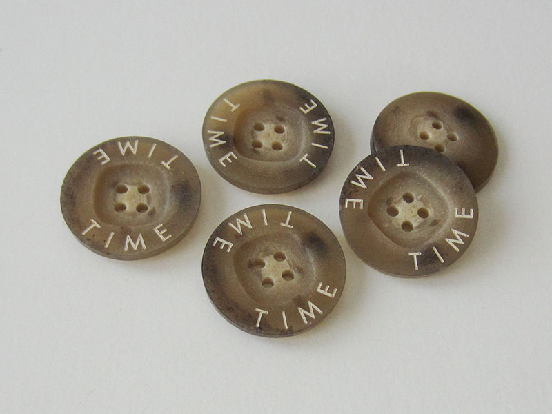 www.Knopfparadies.de - 2661hb - Moderne braune Kunststoffknöpfe in Horn Optik mit weißem Schriftzug "TIME"