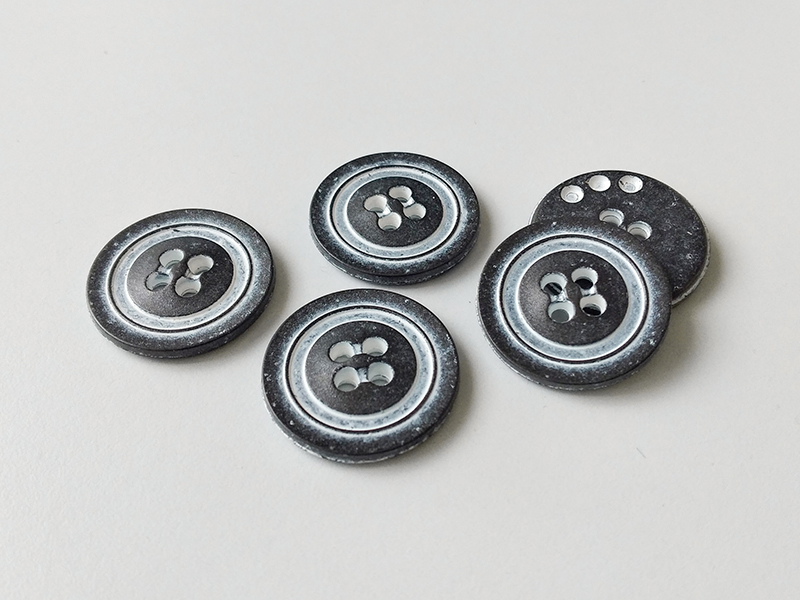 www.knopfparadies.de - 1111du -  Dunkel eisenfarben (fast schwarze) Kunststoffknöpfe in Metalloptik