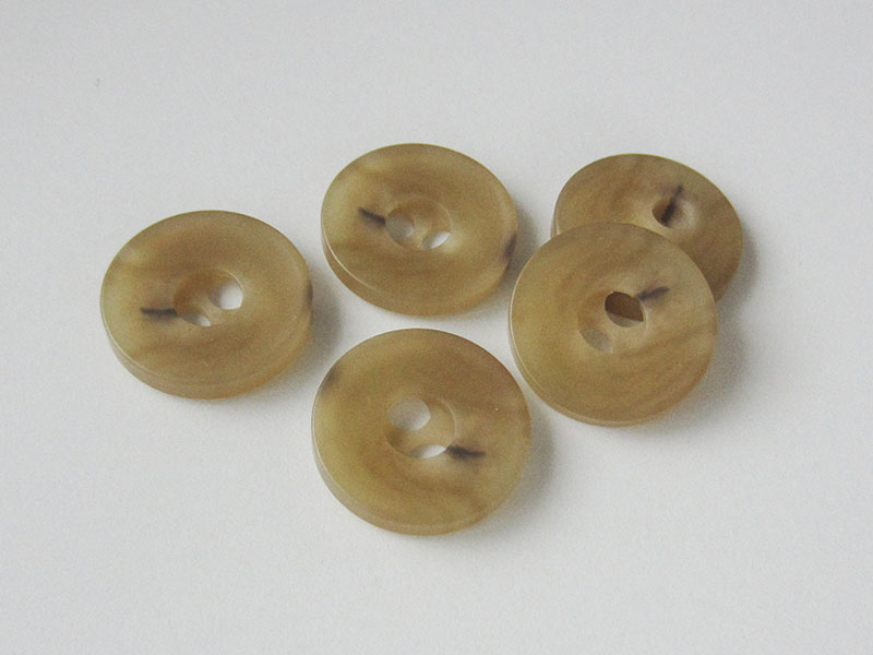 www.knopfparadies.de - 2055hb - Hellbeige melierte Mantelknöpfe aus Kunststoff
