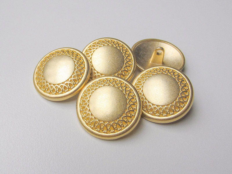 Matt goldfb. Metallknopf mit elegantem Relief Zierband