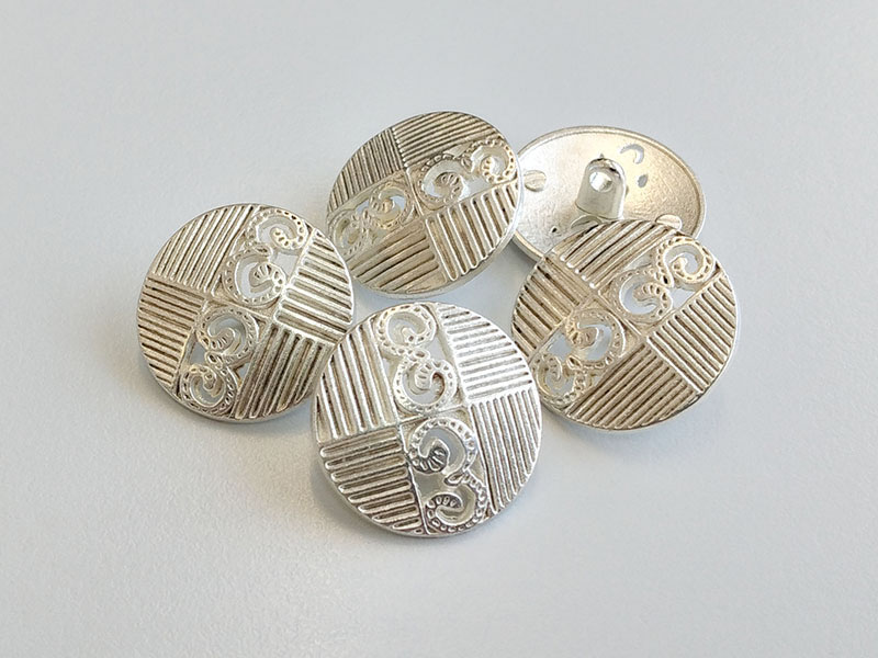 Silber weiße Metallknöpfe mit nostalgischem Muster - vintage Design