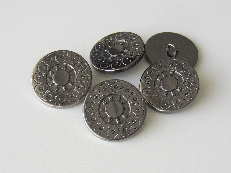 www.Knopfparadies.de - 0560ti - Chromfarbene Metallknöpfe mit Kreismuster und Schriftzug