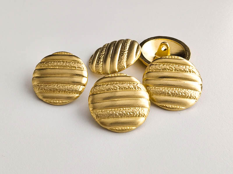 Wunderschöne, goldfarbene Metallknöpfe mit elegantem Streifenmuster