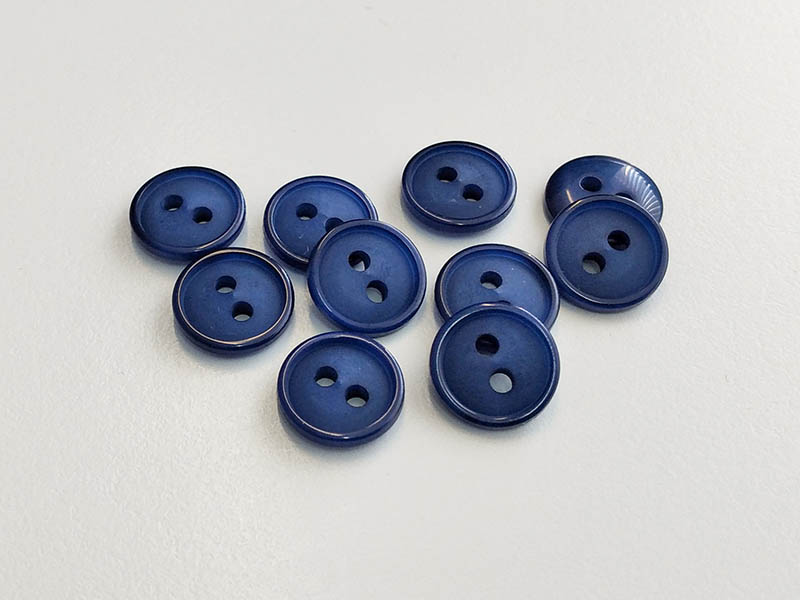 www.knopfparadies.de - 6438bl - Blaue Blusenknöpfe aus Kunststoff
