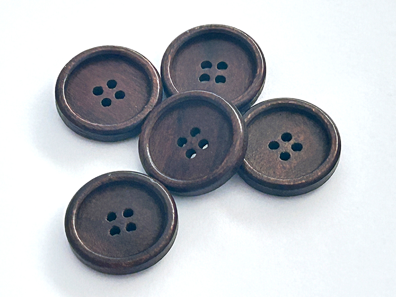 www.knopfparadies.de - 6209db - Dunkler echter Holzknopf aus Weichholz mit vier Löchern