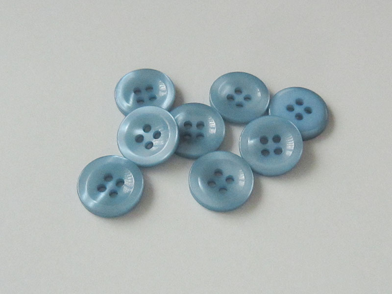 www.knopfparadies.de - 3610he - Blau schimmernde Kunststoffknöpfe it 4 Löchern