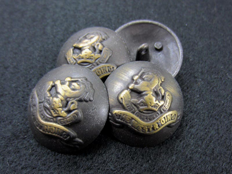 Klassische, dunkel altmessingfarbene Metallknöpfe mit Löwe und Wappenband - B-Ware