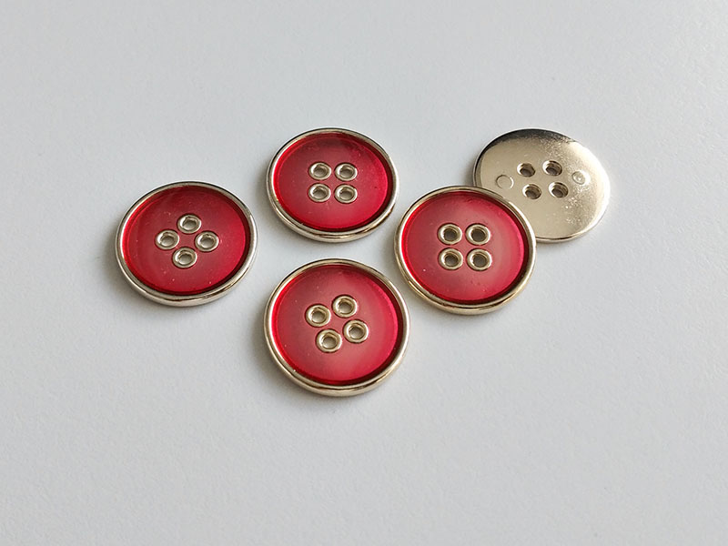 www.knopfparadies.de - 1448ro - Rot-goldfarbene Metallknöpfe mit vier Knopflöchern