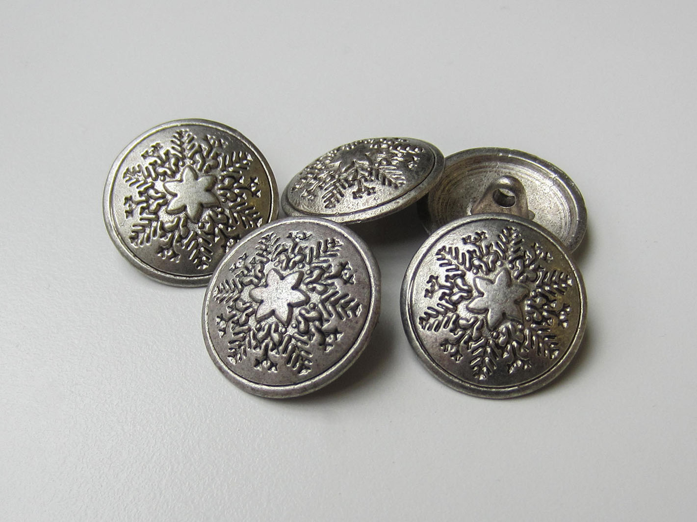 www.knopfparadies.de - j056si - Altsilberfarbene Metallknöpfe mit weihnachtlichem Motiv