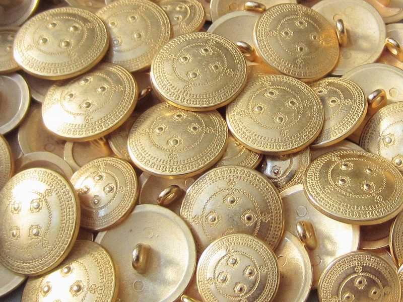 Historischer wirkender Metall Knopf wie Kämpfer Schild
