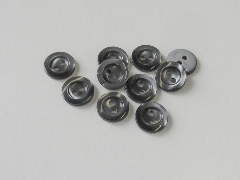 www.Knopfparadies.de - 5955gr - Kleine grau schimmernde Zweiloch Blusenknöpfe / Hemdknöpfe aus Kunststoff