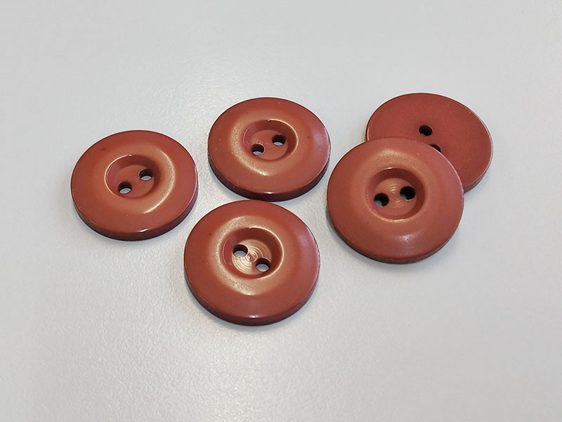 www.knopfparadies.de - 6098rb - Rotbraune Kunststoffknöpfe mit zwei Löchern