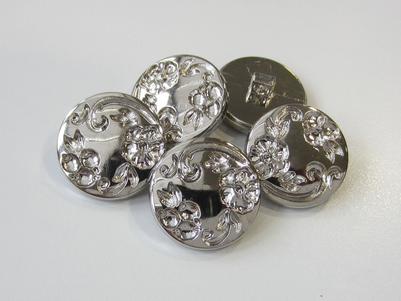 Metallic silberfb. Kunststoff Knopf m. floralem Muster