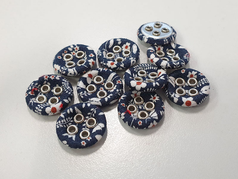 www.Knopfparadies.de - 5949bf - Nostalgische blaue Stoffknöpfe mit weiß roten Blumen