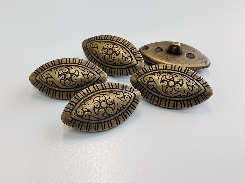 Sehr attraktive altmessingfarbene Kunststoffknöpfe in Schiffchen-Form
