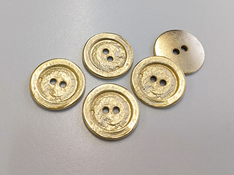 www.knopfparadies.de - 3943go - Goldfarbene Metallknöpfe, flach mit zwei Löchern