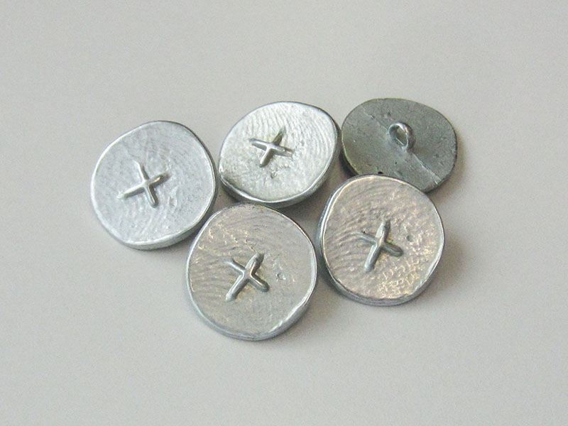 www.knopfparadies.de - 2528zi - Matt silberfarbene, historisch anmutende Metallknöpfe