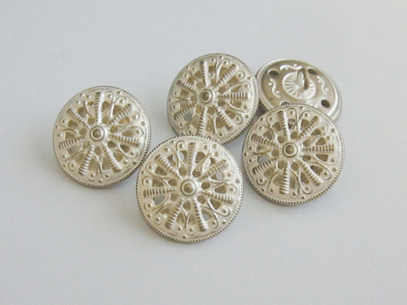 www.Knopfparadies.de - 5298ms - Elegante Metallblechknöpfe mit Durchbruch in Messing & Silber