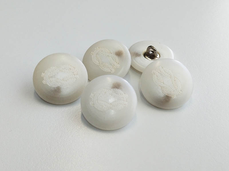 www.knopfparadies.de - 2211we - Weiße Kunststoffknöpfe mit Kordelmotiv