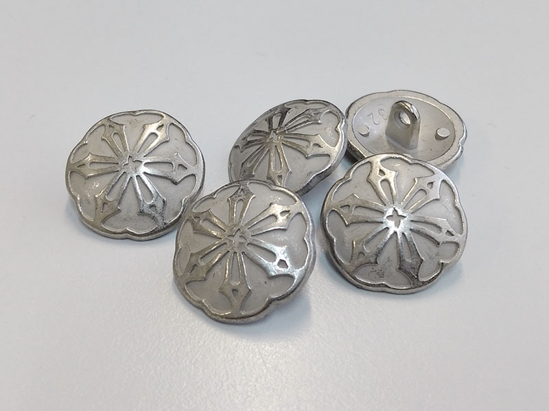 www.knopfparadies.de - 0353si - Silberfarbene Metallknöpfe mit Blütenmotiv
