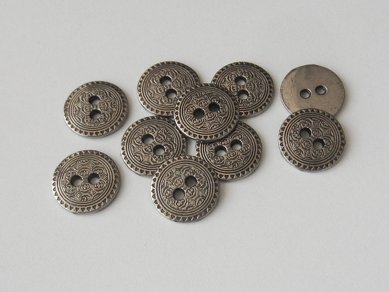 www.Knopfparadies.de - 1494si - Kleine silberne Metallknöpfe mit Ornament Muster