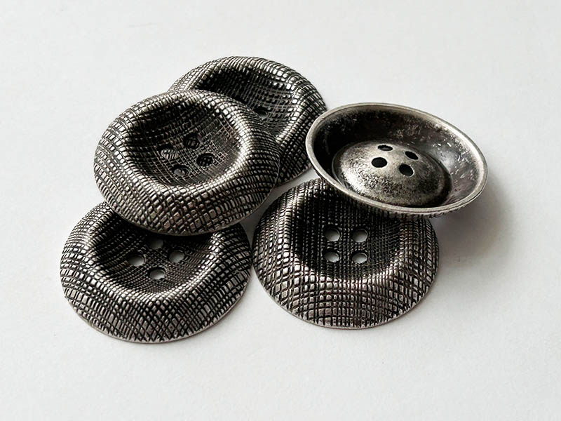 Altsilberfarbener Metallknopf mit gekreuztem Linienmuster
